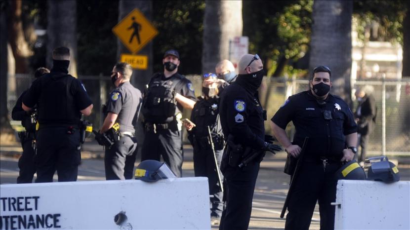 ILUSTRASI. Polisi berjaga di kawasan Sacramento, Kalifornia, AS pada 20 Januari 2021. 