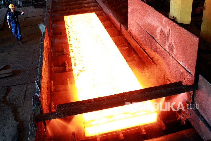 Ilustrasi Proses Press Sizing (pembentukan sleb) baja lembaran di pabrik PT Krakatau Steel.