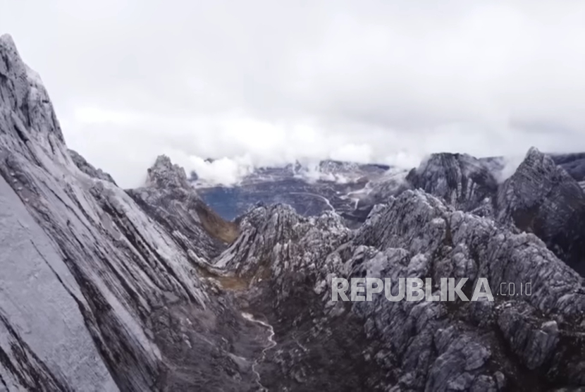 Ilustrasi Puncak Cartensz di Papua
