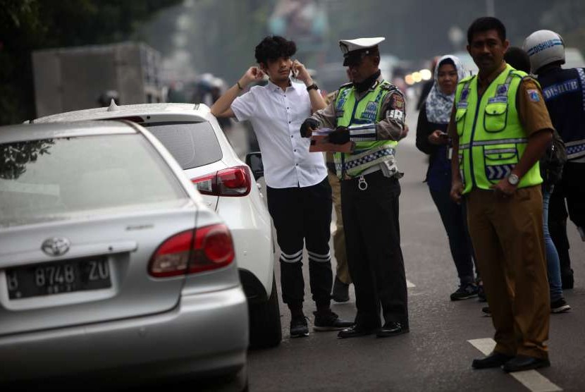 Cegah Corona, Polisi Hentikan Sementara Razia Kendaraan. Foto: Ilustrasi razia kendaraan.(Republika/Mahmud Muhyidin)