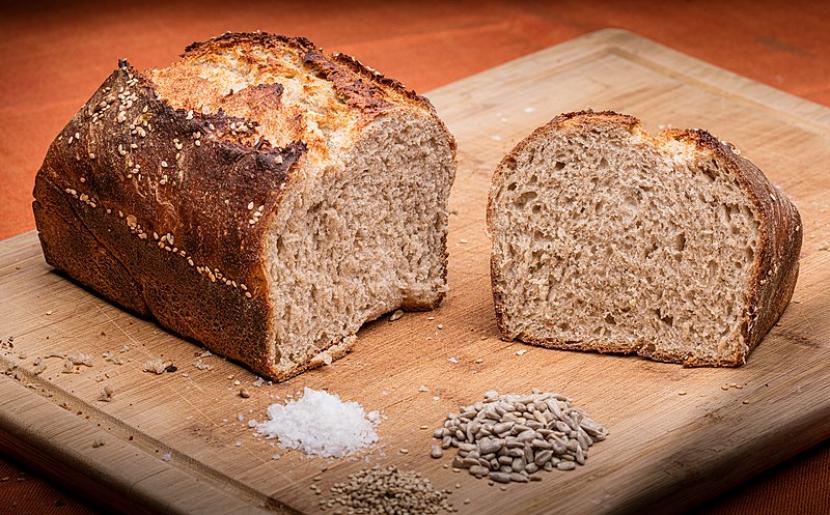 Roti yang terbuat dari whole grain (Ilustrasi). Kolesterol tinggi dapat diturunkan dengan perubahan pola makan dan gaya hidup yang sederhana.