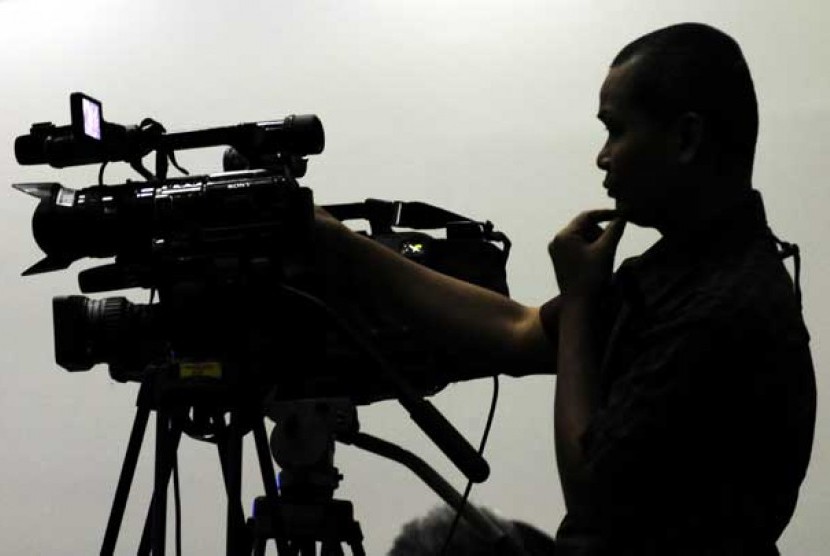 Ilustrasi seorang Kameraman tv sedang mengambil gambar.  Iptu Umbara Wibowo bekerja sebagai wartawan televisi dan tercatat anggota PWI 