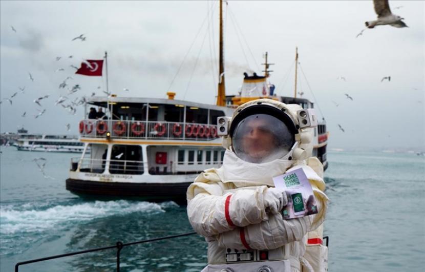 ILUSTRASI. Seorang pria mengenakan pakaian astrounaut di Istanbul, Turki pada 9 Februari 2019. 