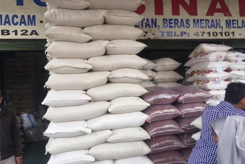 Ilustrasi Stok beras. Ketua Umum Asosiasi Bank Benih dan Teknologi Tani Indonesia (AB2TI), Dwi Antreas Santosa mengatakan bahwa kondisi pangan di dalam negeri cukup rawan. Dia juga memprediksi bahwa harga beras akan melonjak tinggi dalam lima bulan ke depan.