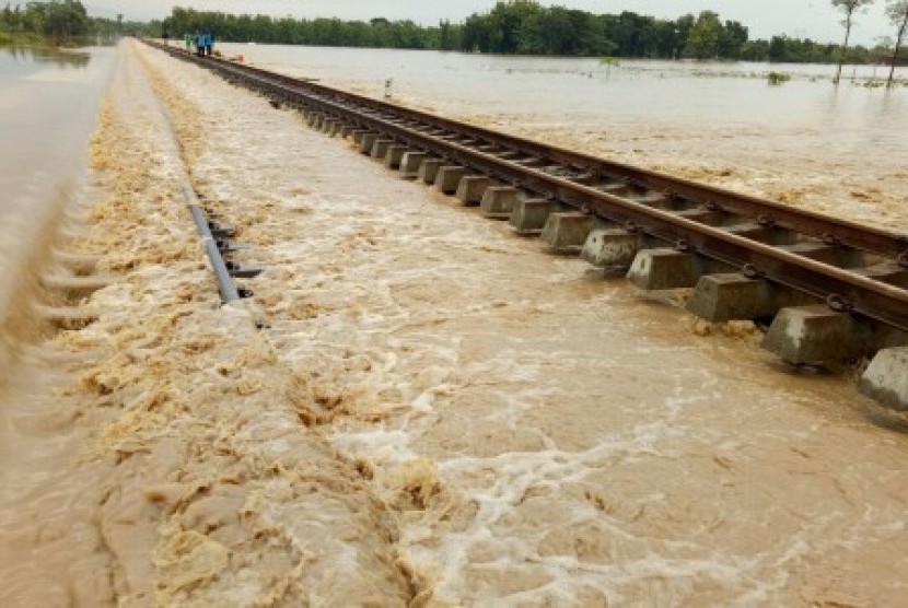 Ilustrasi sungai meluap. Pemerintah Kabupaten Sidoarjo, Jawa Timur melakukan normalisasi di 58 titik alur sungai di kabupaten setempat sebagai bentuk antisipasi terjadinya bencana alam banjir.