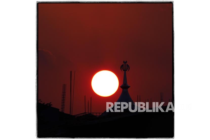 Mendahulukan Kaki Kanan Saat Masuk Masjid. Foto:  ILUSTRASI SUNSET, MENARA MASJID, ILALANG, SILUET