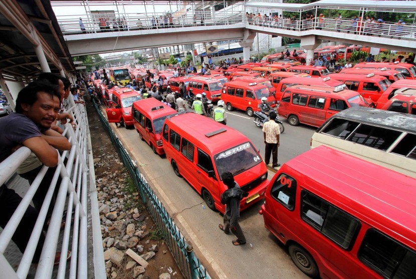 Angkot di Jakarta. (ilustrasi) Suku Dinas Perhubungan (Sudinhub) Jakarta Selatan mengalihkan tujuh trayek angkutan umum dan Jaklingko.