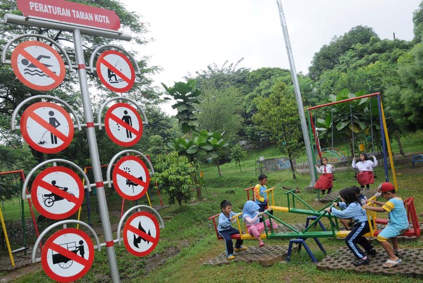 Ilustrasi taman kota. Kota Cirebon mencanangkan gerakan Sekolah Indah di Taman Sehati. 