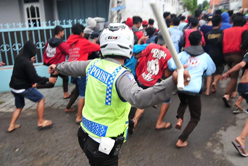 Polisi membubarkan tawaruan sekelompok pemuda di Tebet, Jakarta Selatan (ilustrasi).