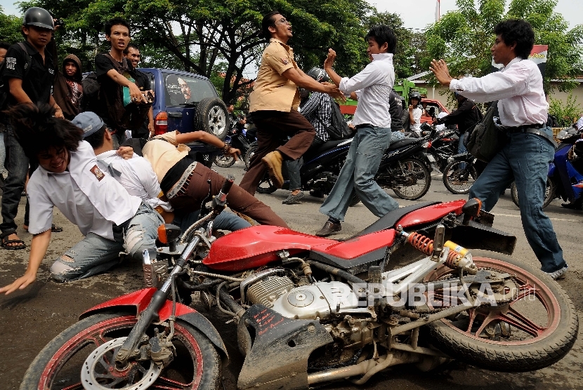 Ilustrasi Tawuran. Polisi menangkap sebanyak 14 remaja berencana tawuran di kawasan Jagakarsa, Jaksel.