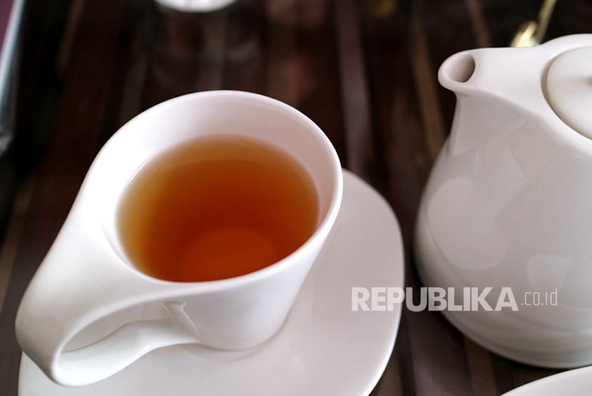 Salah satu minuman yang menjadi teman santai dikala dingin adalah teh hangat. 