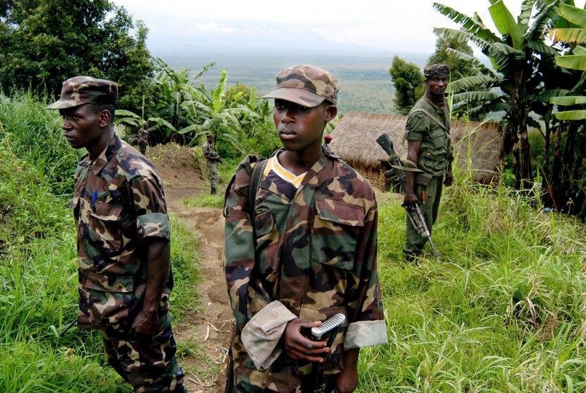 Ilustrasi tentara berpatroli di sekitar Desa Kingi, Distrik Musanze, Rwanda yang sering menjadi sasaran penyerangan pemberontak FDLR. Desa Kingi kembali mendapat serangan oleh kelompok tak dikenal pada Sabtu (5/10/2019).