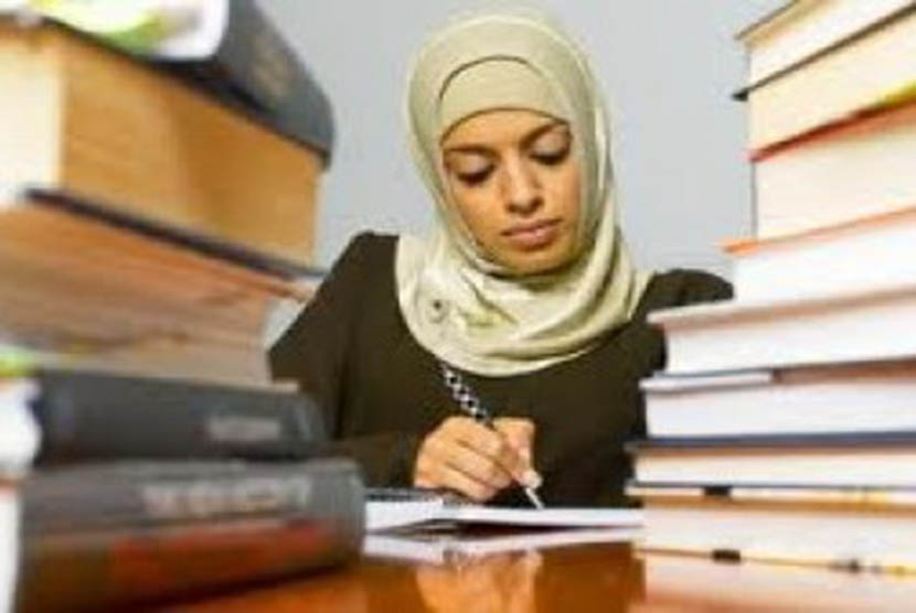 Islam memberikan panduan istri untuk bekerja atau jadi ibu rumah tangga. Ilustrasi wanita karier