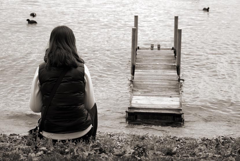 Sebuah studi baru menunjukkan bahwa kesepian bisa memperburuk kondisi orang dengan penyakit jantung. FotoIlustrasi Wanita Kesepian