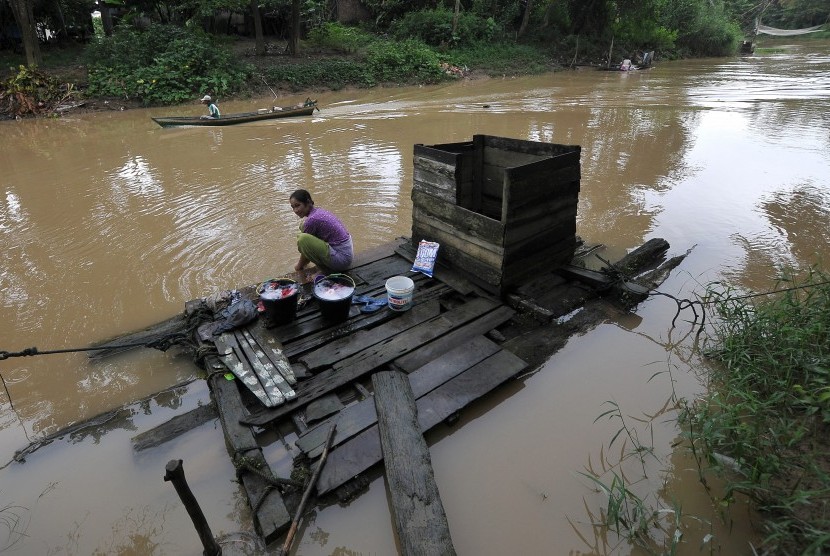 Ilustrasi warga masih beraktivitas mandi, cuci, dan kakus (MCK) di aliran sungai. Kepala Dinas Kesehatan DKI Jakarta Widyastuti mengatakan, pihaknya akan mengecek data ratusan ribu warga DKI yang buang air bersar (BAB) sembarangan.