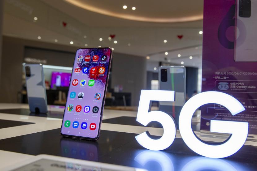 Masyarakat merasakan pengalaman ponsel Samsung 5G di toko andalan Samsung 5G di Shanghai, China, 6 Juni 2020. Samsung dan Nokia sepakat memperpanjang perjanjian paten lintas lisensi untuk jaringan 5G.