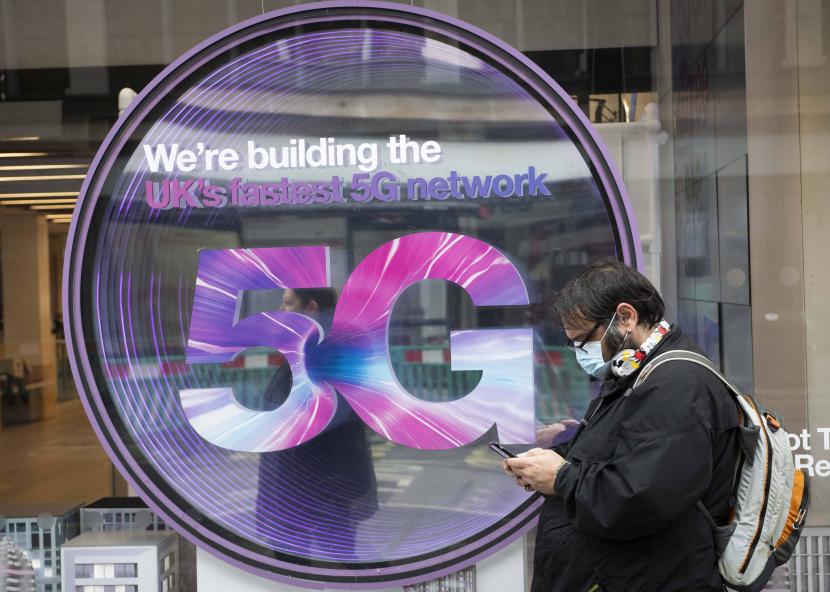 ilustrasi:5G - Seorang anggota masyarakat memeriksa ponselnya di luar toko ponsel yang menampilkan tanda 5G, Oxford Street, London. Tanggal pengambilan gambar: Jumat 12 Juni 2020.