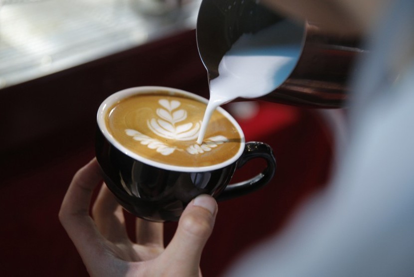 Banyak orang beranggapan membuat latte harus menggunakn mesin khusus (Foto: ilustrasi membuat kopi)