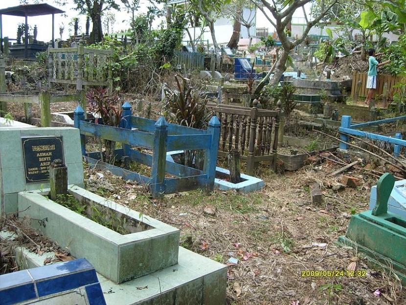 Apa Hukum Melangkahi dan Duduk di Atas Kuburan? | Republika Online