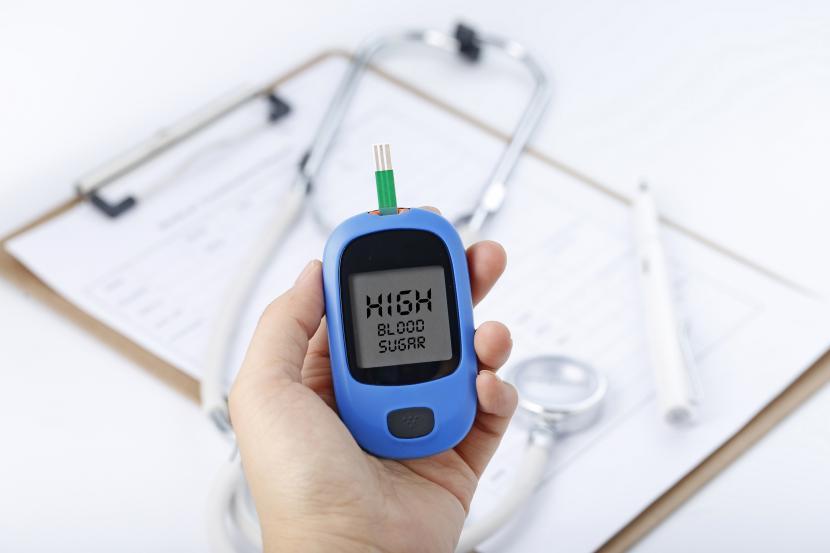 Alat tes gula darah (glukometer) untuk pengidap diabetes. Diabetes tidak bisa dikelola hanya dengan minum obat-obatan.