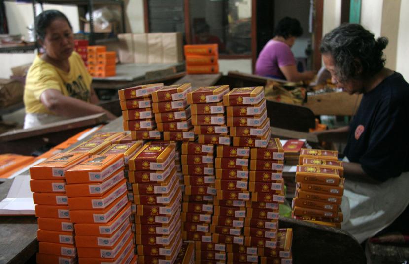 Pekerja mengemas sigaret kretek tangan (SKT) di PR Mardi Jaya, Desa Waung, Kecamatan Boyolangu, Tulungagung, Jawa Timur, Selasa (22/2). Pemerintah menaikkan cukai hasil tembakau pada 2021 kecuali untuk sigaret kretek tangan. (ilustrasi)