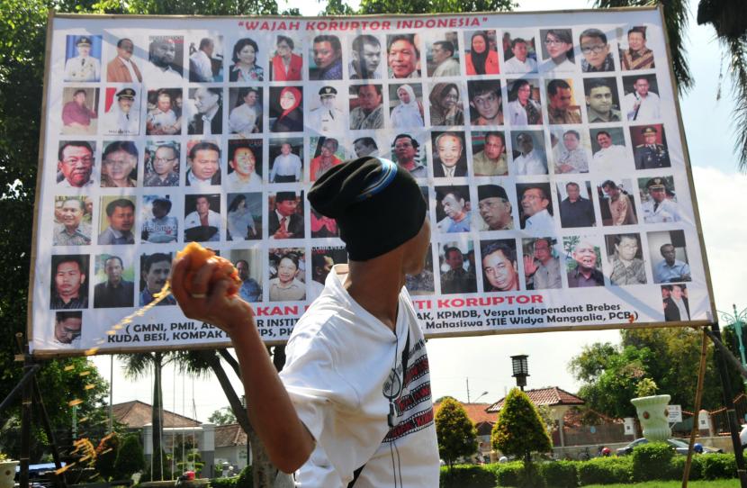 Sejumlah massa yang tergabung dalam Gerakan Rakyat Tagih Janji (Gergaji) melempar tomat busuk ke spanduk bergambar puluhan wajah koruptor. (ilustrasi)