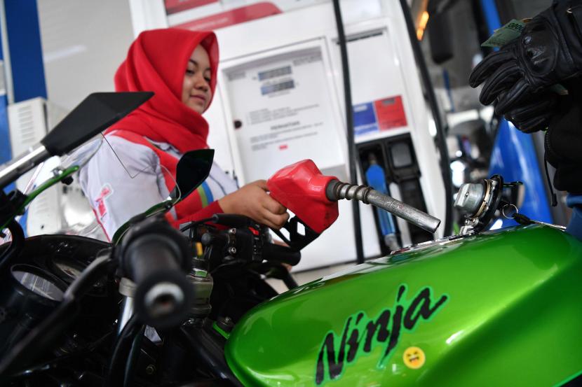 Petugas mengisi kendaraan konsumen dengan BBM jenis Pertamax Turbo di SPBU Jalan HR Rasuna Said, Jakarta Selatan. Pemerintah memastikan kondisi pasokan energi terutama Bahan Bakar Minyak (BBM) dan Liquified Petroleum Gas (LPG) secara nasional pada periode Natal dan Tahun Baru 2023 dalam kondisi aman.