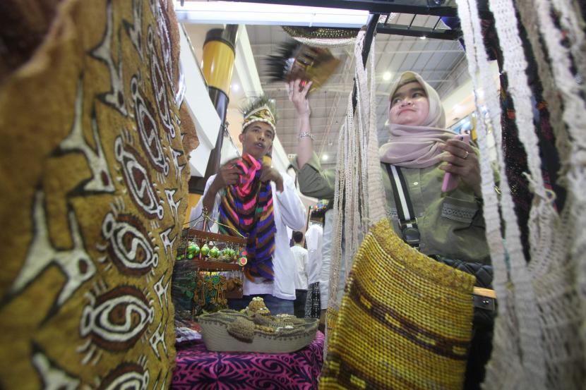 Ekonomi syariah - Pengunjung meyaksikan salah satu stan binaan Bank Indonesia pada pembukaan Festival Ekonomi Syariah (FESyar) di Duta Mall, Banjarmasin, Kalimantan Selatan.