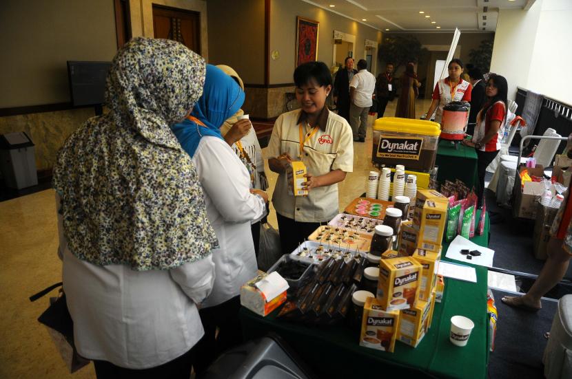 ilustrasi:industri halal - Pengunjung melihat produk halal yang dipamerkan dalam seminar 