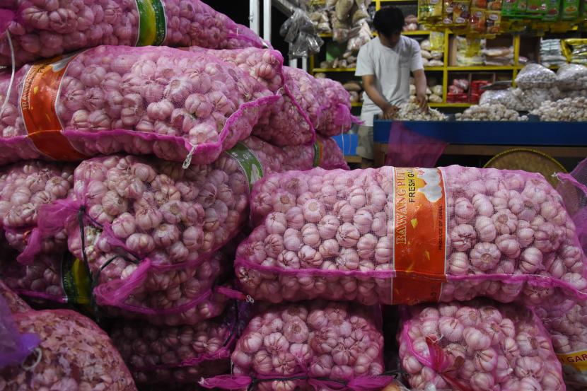 Mengembalikan Barang Setelah Dibeli, Bagaimana Hukumnya?. Foto: ilustrasi:inflasi - Pedagang menyortir bawang putih di Pasar Induk Kramat Jati, Jakarta 