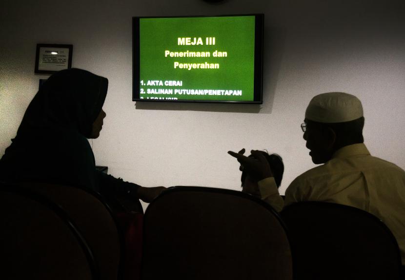 Warga menunggu antrean pengurusan surat administrasi di Pengadilan Agama Bandung, Jawa Barat.