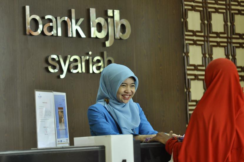 ilustrasi:layanan bank - Petugas melayani nasabah di salah satu kantor pelayanan Bank BJB Syariah, Jalan Braga, Kota Bandung, Selasa (18/4).