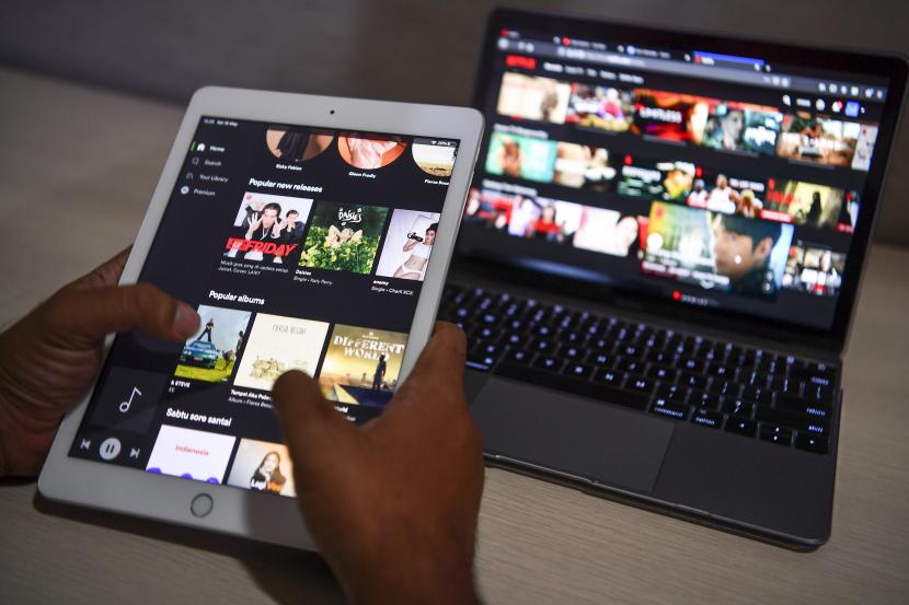 Warga mengakses layanan film daring melalui gawai. Layanan streaming Disney berhasil menyalip Netflix dalam jumlah pelanggan. Ilustrasi.