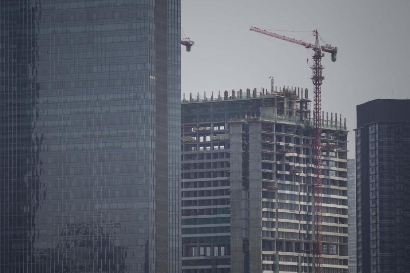 Pertumbuhan Ekonomi Indonesia: Suasana proyek pembangunan gedung bertingkat di kawasan Jakarta Selatan
