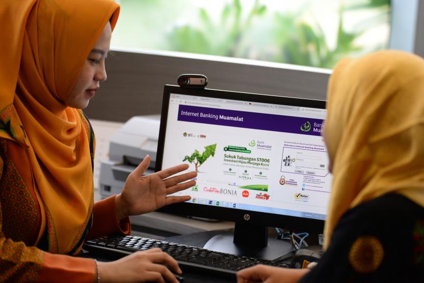  Petugas memberikan informasi kepada nasabah terkait Sukuk Tabungan (ST) Seri ST006 di Bank Muamalat di Jakarta.