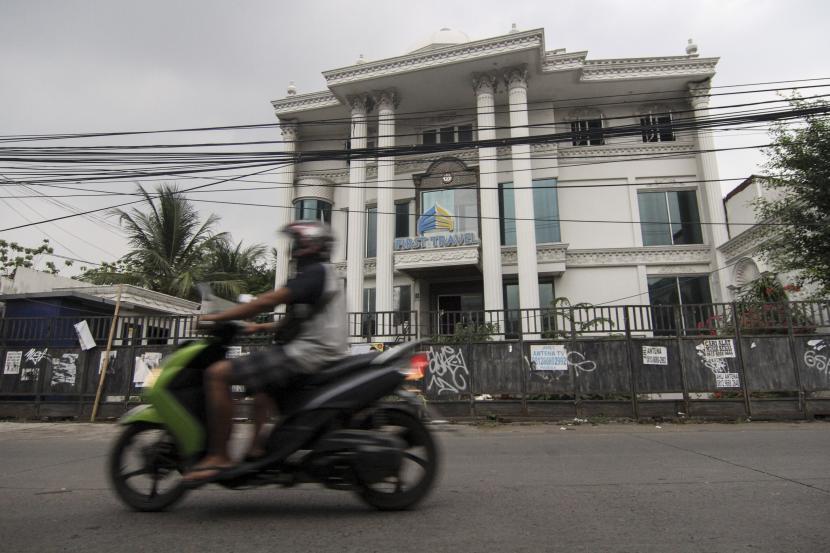 ilustrasi: Warga melintas di depan Kantor First Travel Building atas nama Andika Surachman di Jalan Radar Auri, Depok, Jawa Barat, Rabu (20/11/2019). Mahkamah Agung akhirnya menerima peninjauan kembali (PK) perkara ini dan memutuskan aset-aset First Travel dikembalikan kepada jamaah.