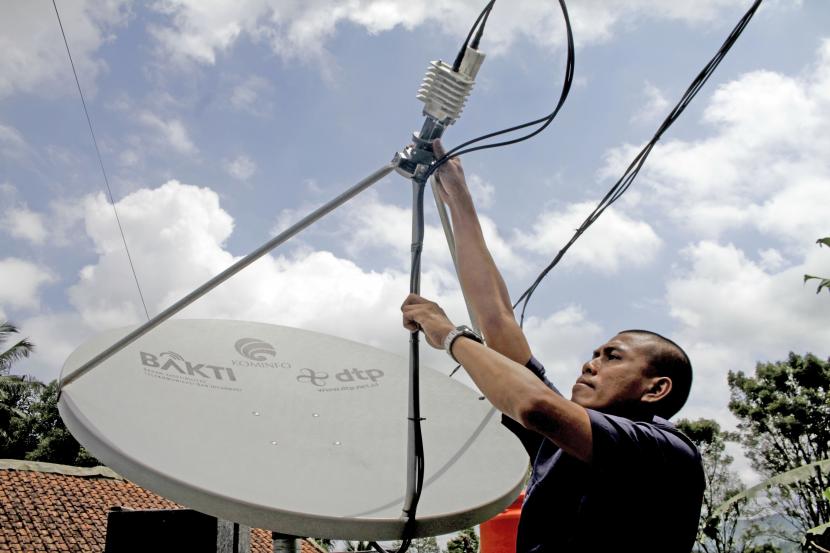 Petugas memeriksa antena very small aperture terminal (VSAT) yang dihubungkan dengan satelit saat peluncuran Desa Digital di Desa Sirnarasa, Kecamatan Cikakak, Sukabumi, Jawa Barat, Minggu (14/4). Potensi pariwisata desa bisa dipromosikan dengan baik dengan digitalisasi desa.
