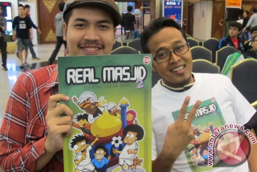 Ilustrator dan penulis komik strip religi dan pekerti Real Masjid 2 usai soft launching komik di acara Popcon Asia 2012 (29/6). Ki-ka: Faza Meonk (ilustrator) dan Tonytrax (penulis)
