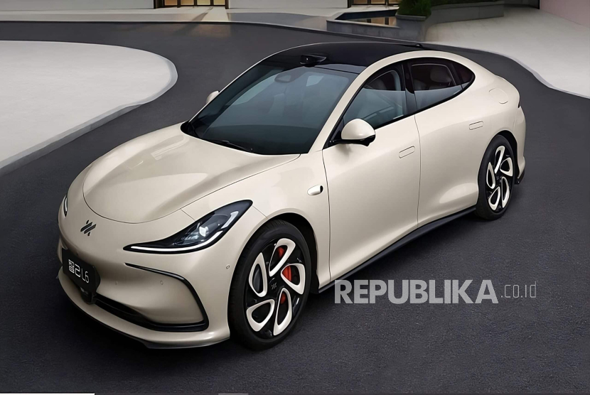 IM L6 Light Year Edition menggunakan penggerak empat roda motor ganda dengan daya maksimum 190/350 kW (255/469 hp) dan dilengkapi dengan teknologi pengisian daya super cepat quasi-900V.