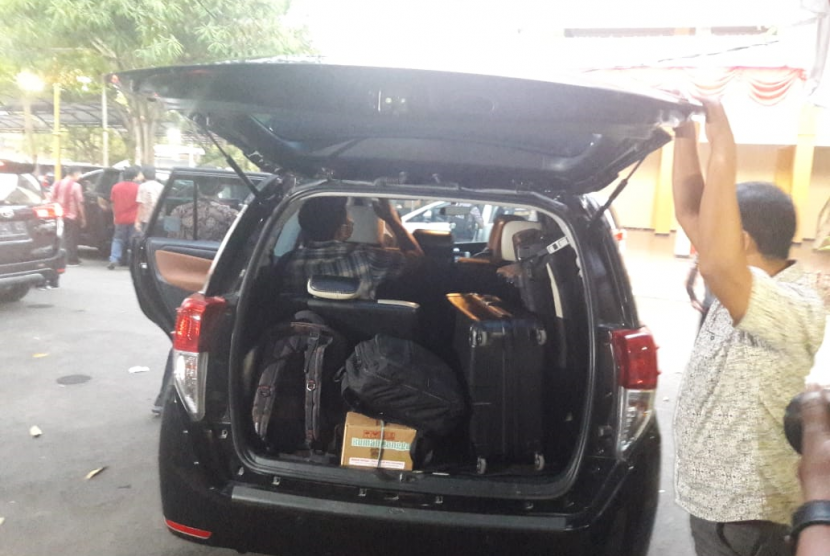 im penyidik KPK keluar dari ruang kerja bupati Indramayu, Kamis (18/10) petang. Dari ruangan tersebut, mereka membawa sebuah koper besar berwarna hitam dan sejumlah tas ransel. 