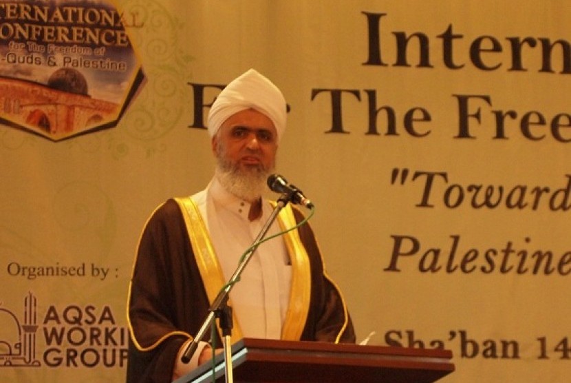 Imam Al-Aqsha Mosque, Sheikh Ali Omar Yacob Al Abbasi, delivers his message in the last day of International Conference for the Freedom of Al Quds and Palestine, in Bandung, West Java, on Thursday.  