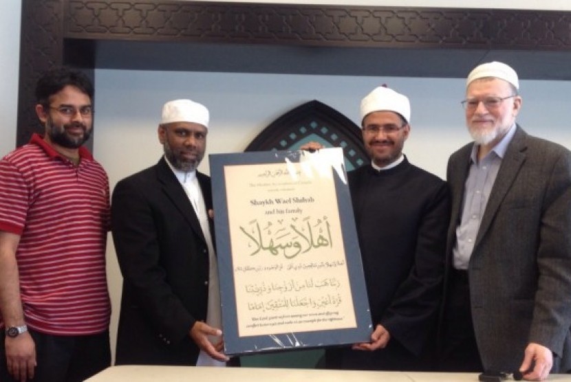 Imam baru Masjid Toronto, Dr Wael Shehab (kanan) saat disambut takmir masjid