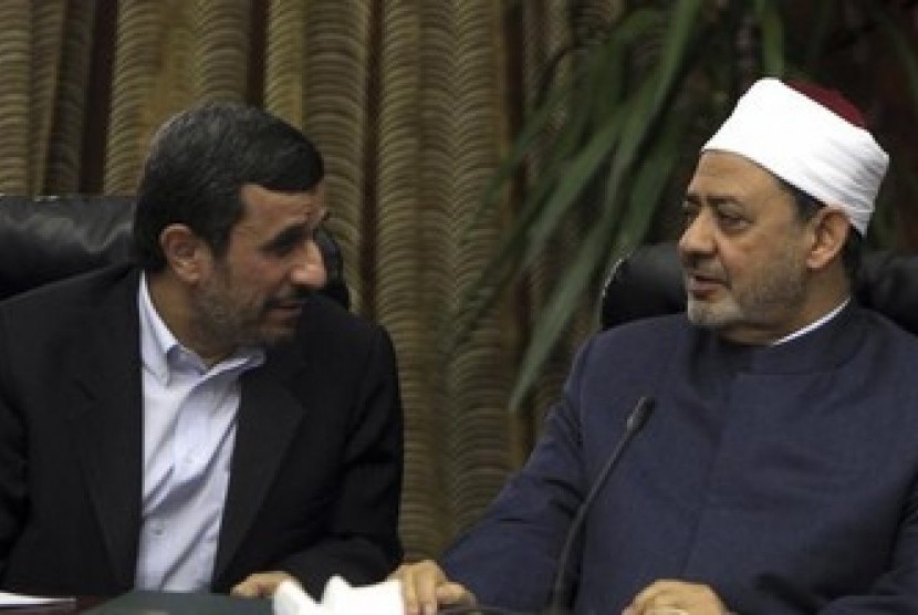 Imam besar Al-Azhar, Grand Sheikh Ahmed Al-Tayyeb (kanan)