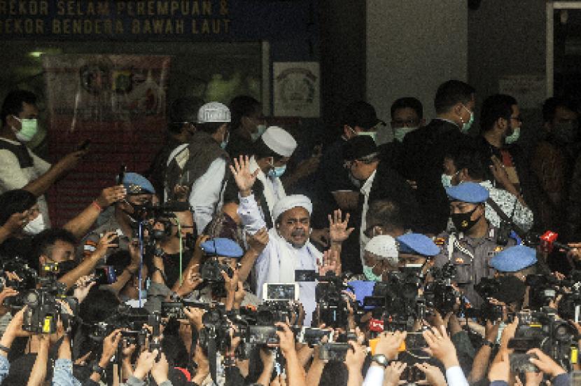 Imam Besar FPI Muhammad Rizieq Shihab bersiap menjalani pemeriksaan di Mapolda Metro Jaya, Jakarta, Sabtu (12/12).