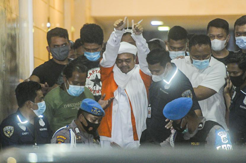 Imam Besar FPI Muhammad Rizieq Shihab memakai baju tahanan usai menjalani pemeriksaan di Mapolda Metro Jaya, Jakarta, Ahad (13/12). 