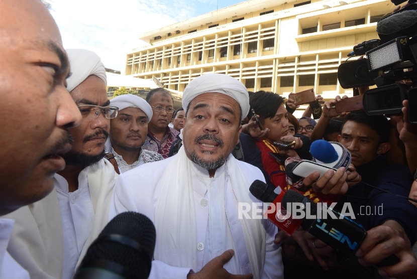 Imam besar Front Pembela Islam (FPI) Habib Muhammad Rizieq Syihab tiba untuk menjadi saksi ahli dalam gelar perkara dugaan kasus penistaan agama di Rupatama Mabes Polri, Jakarta, Selasa (15/11).