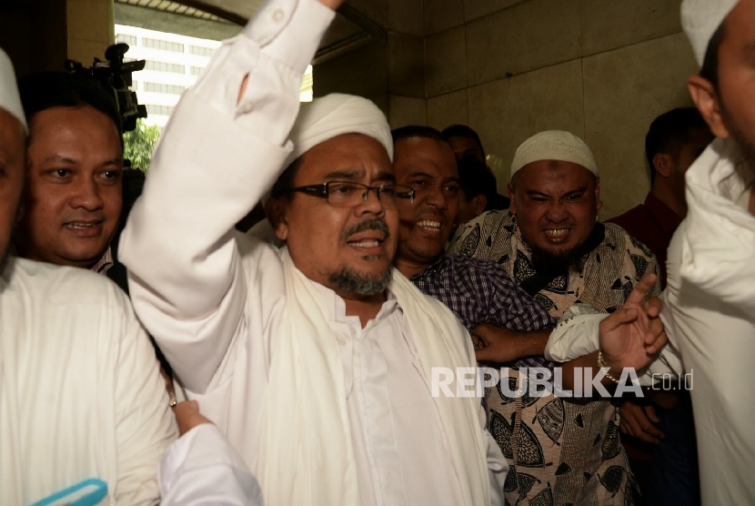  Imam besar Front Pembela Islam (FPI) Habib Rizieq Shihab saat datang memenuhi panggilan Bareskrim, Jakarta, Rabu (3/11). 