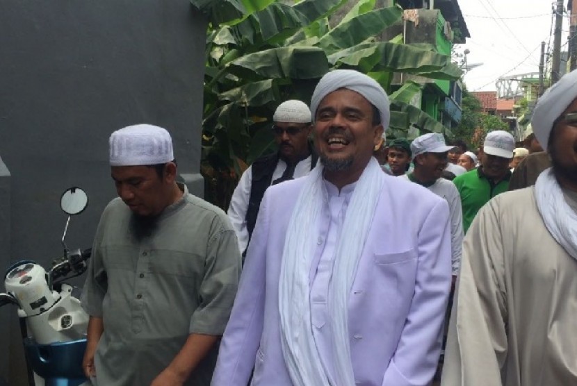 Imam Besar Front Pembela Islam (FPI) Habib Rizieq menyambangi para korban banjir di RW 04, Cipinang Melayu, Makasar, Jakarta Timur pada Rabu (22/2).