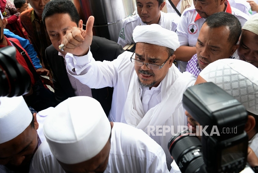 Imam besar Front Pembela Islam (FPI) Habib Rizieq Shihab saat datang memenuhi panggilan Bareskrim, Jakarta, Rabu (3/11). (Republika/Prayogi)