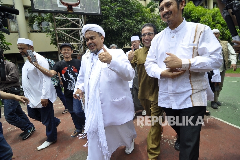 Imam Besar Front Pembela Islam (FPI) Habib Rizieq Shihab berjalan menuju mesjid untuk melaksaan Shalat Zhuhur di sela-sela pemeriksaan di Markas Polda Jawa Barat, Jalan Soekarno Hatta, Kota Bandung, Senin (13/2).